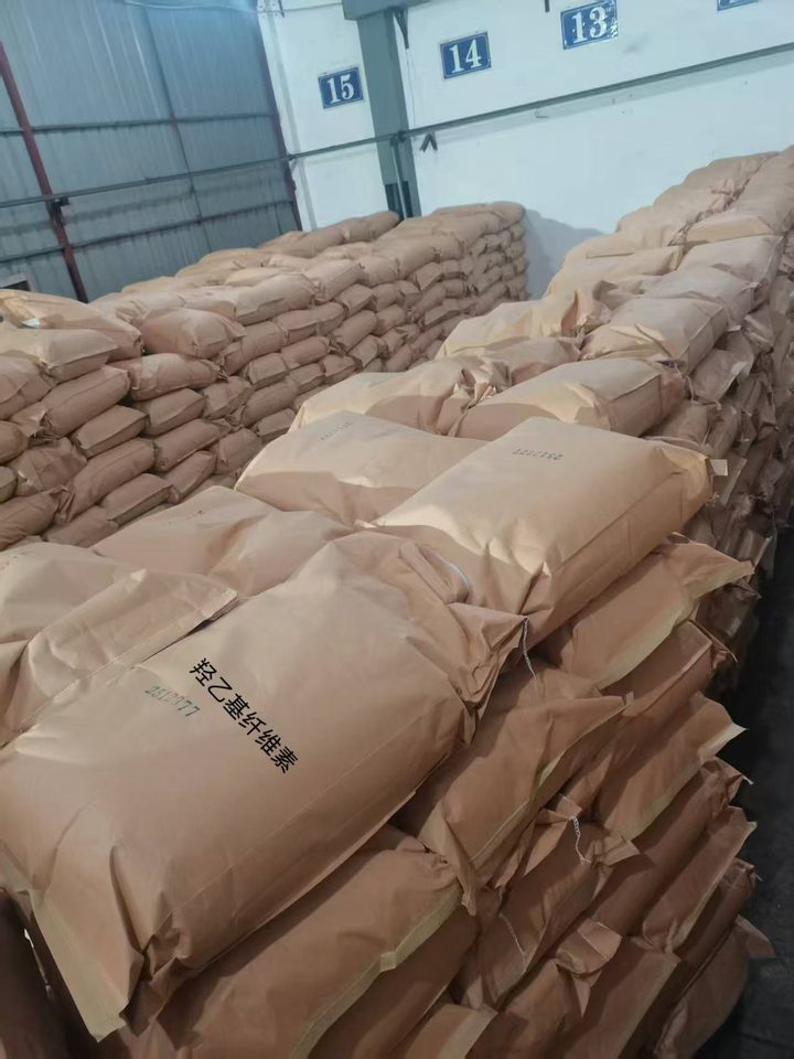 仓库里码放的纤维素成垛